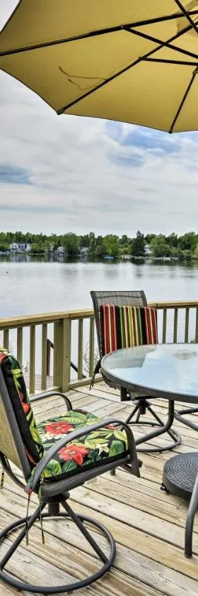 Family Cottage on Chaumont Bay, Walk to Downtown，位于Chaumont的酒店
