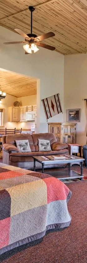 5-Acre Moab Studio with BBQ and Stunning Mtn Views，位于摩押的酒店