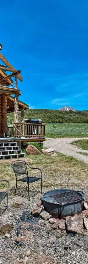 Cabin with Fire Pit, Views and BBQ 18 Mi to Moab!，位于摩押的酒店