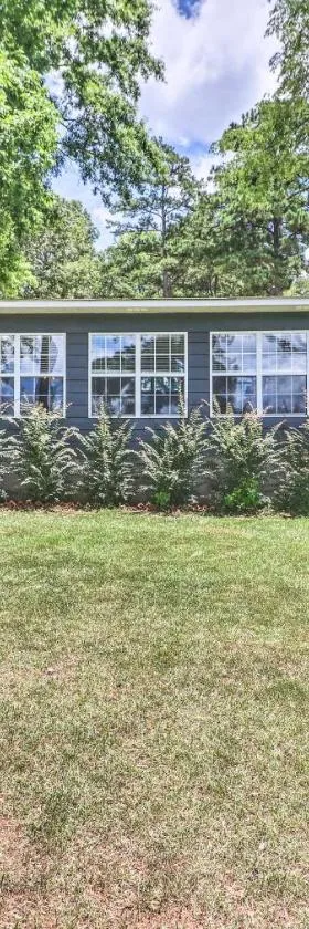 Waterfront Lake Sinclair Home with Boat Dock!，位于米利奇维尔的酒店