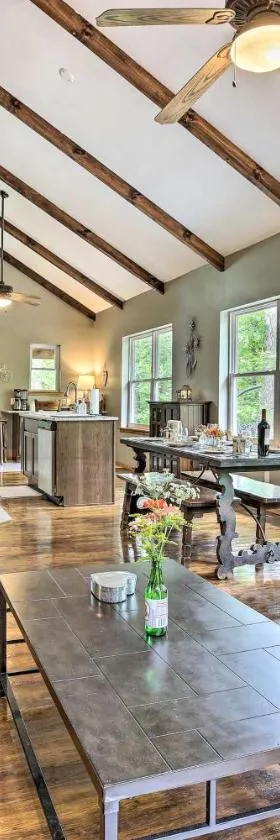 Hike and Zip-Line Red River Gorge Cabin with Hot Tub!，位于Rogers的酒店