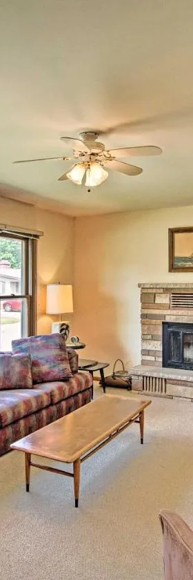 Lake Huron House with Grill and Beach Access!，位于East Tawas的酒店