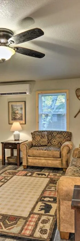 Pet-Friendly Petoskey Area Cabin, Walk to River!，位于Alanson的酒店