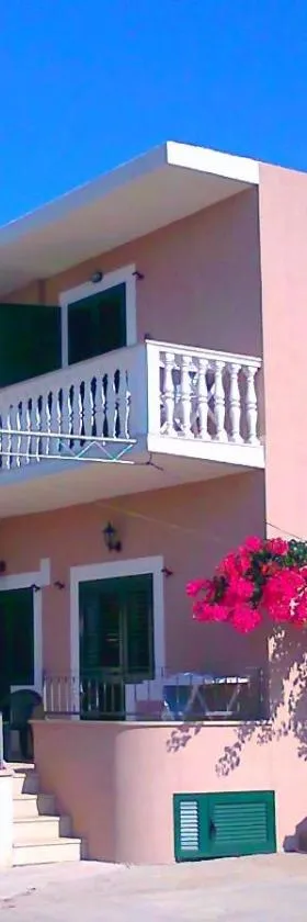Manora Sucuraj one bedroom apartment，位于苏库拉伊的酒店