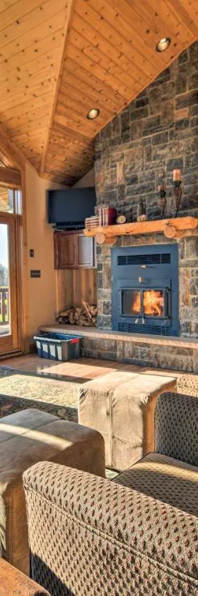 North Shore Cabin with Fire Pit By Gooseberry Falls!，位于Castle Danger的酒店