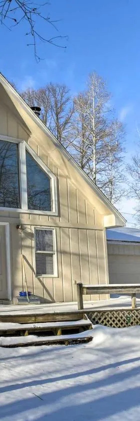 Lakes of the North Home on Snowmobile and ATV Trail!，位于Mancelona的酒店