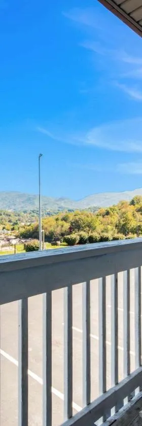 Econo Lodge Waynesville，位于韦恩斯维尔的酒店