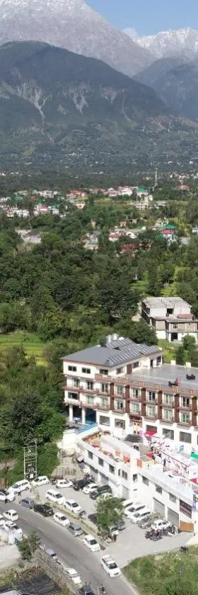D'Polo Club & Spa Resort，位于达兰萨拉的酒店