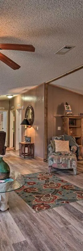 Quiet Pet-Friendly Silver Springs Escape!，位于银泉的酒店
