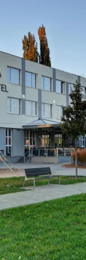 Hotel Bílý Páv，位于伊泽拉河畔贝纳特基的酒店