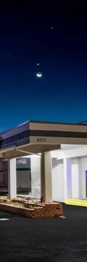 Travelodge by Wyndham Colorado Springs Airport - Peterson SFB，位于科罗拉多斯普林斯的酒店
