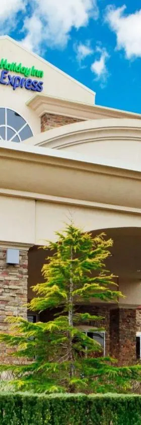 东区快捷假日套房酒店，位于河头镇的酒店