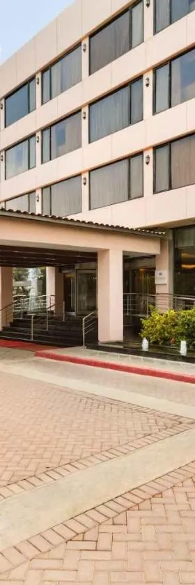 Ramada Plaza by Wyndham Karachi Airport Hotel，位于卡拉奇的酒店