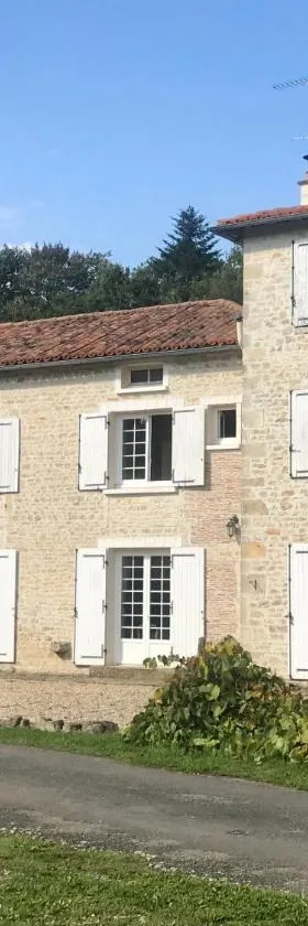 Moulin sous la Vergne，位于Nanteuil-en-Vallée的酒店