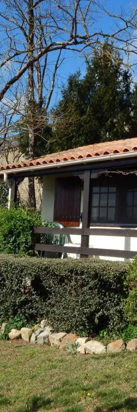 The Petite Chalet Chambre d'hôtes，位于LʼIsle-Jourdain的酒店