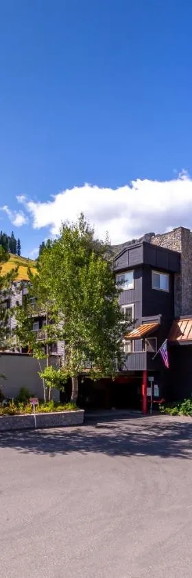 Red Wolf Lodge at Olympic Valley，位于奥林匹克谷的酒店