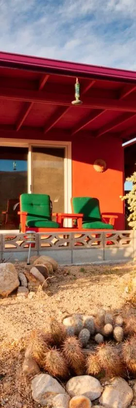 Chuck's Cabin in a Joshua Tree Community，位于二十九棕榈村的酒店