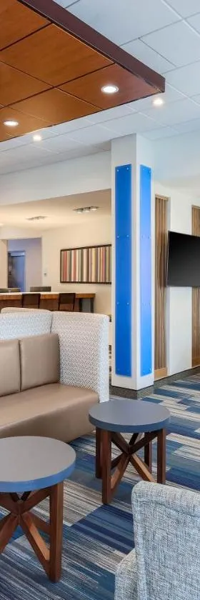Holiday Inn Express & Suites Chicago O'Hare Airport by IHG，位于德斯普兰斯的酒店