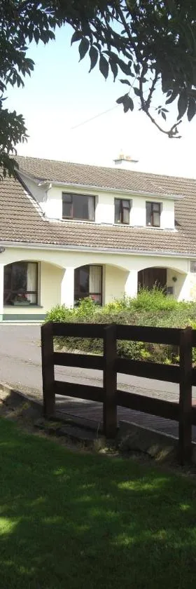 春天草坪住宿加早餐旅馆，位于Clarinbridge的酒店