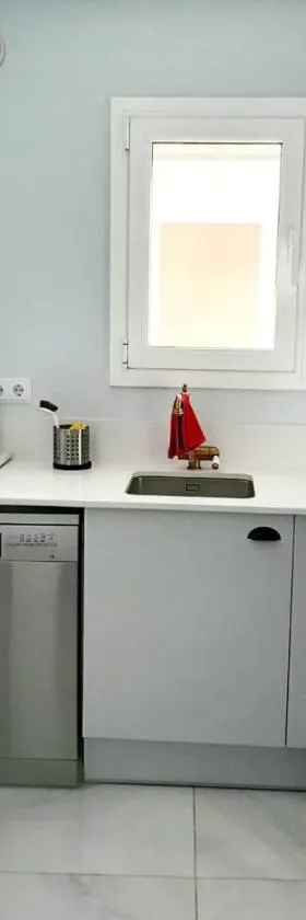2 bedroom apartment in the old town, close to the beach，位于莱斯卡拉的酒店