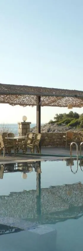 Lalloudes Seaside Accommodation，位于Éxo Nímfion的酒店