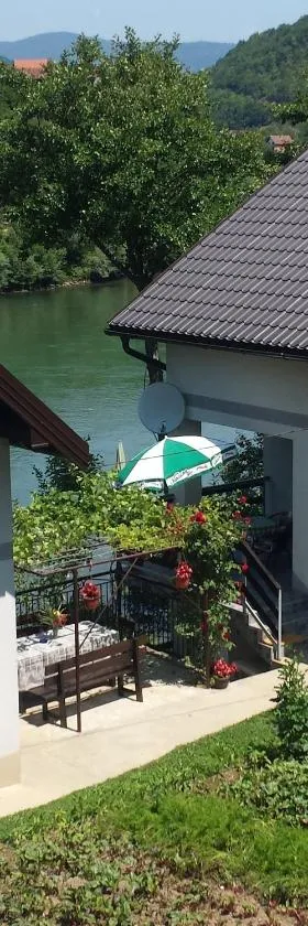 Prenoćište na Drini Foča，位于福查的酒店