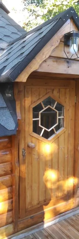 CABANE DANS LES ARBRES，位于Ruaudin的酒店