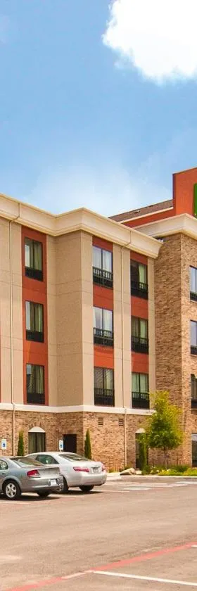 Holiday Inn Express & Suites San Antonio Frost Bank Center by IHG，位于圣安东尼奥的酒店