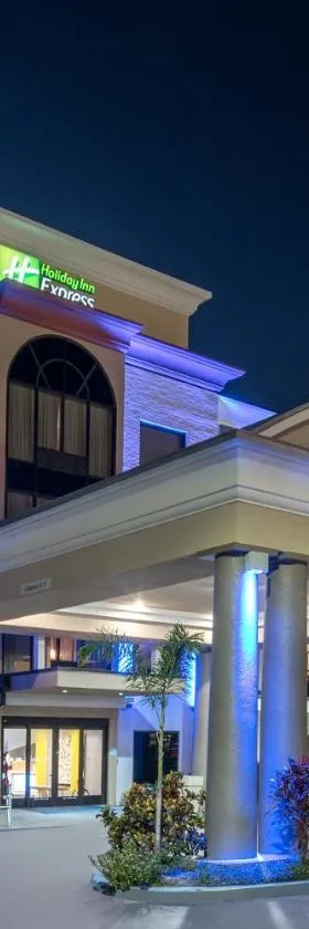 巴托智选假日酒店&套房，位于巴托的酒店