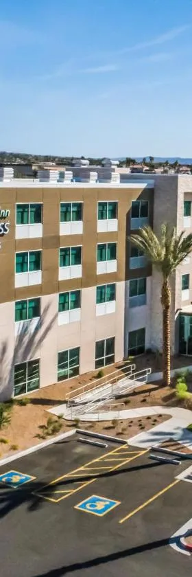 Holiday Inn Express & Suites Lake Havasu - London Bridge by IHG，位于哈瓦苏湖城的酒店