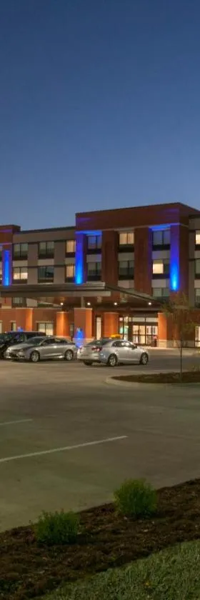Holiday Inn Express & Suites - Dodge City by IHG，位于道奇城的酒店