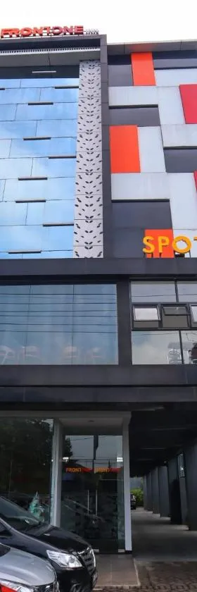 Front One Inn Kediri，位于谏义里的酒店