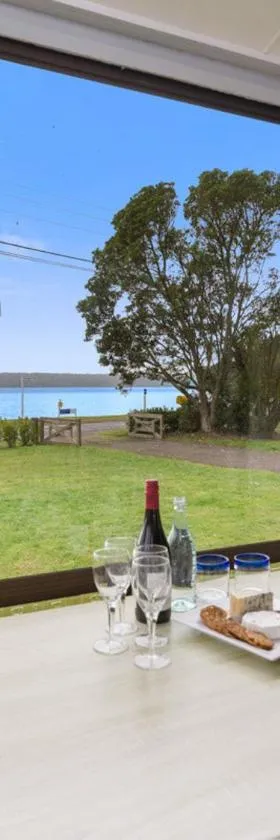 Relax Lakeside - Lake Rotoiti Bach，位于Rotoiti的酒店