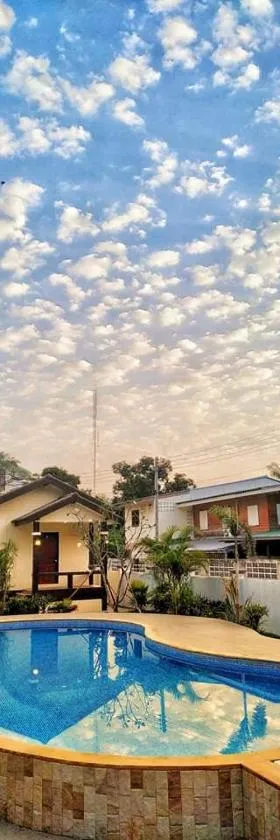 SUNRAY Guesthouse สุนันท์บ้านพักริมคลอง，位于乌泰他尼府的酒店