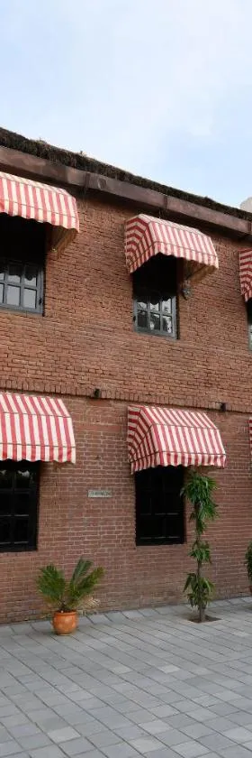 Hotel Sunbird，位于珀勒德布尔的酒店