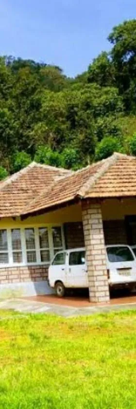 Meghagiri homestay，位于Chārmādi的酒店