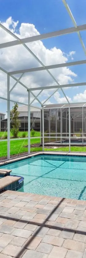 Contemporary Home w Private Pool& Spa，位于达文波特的酒店