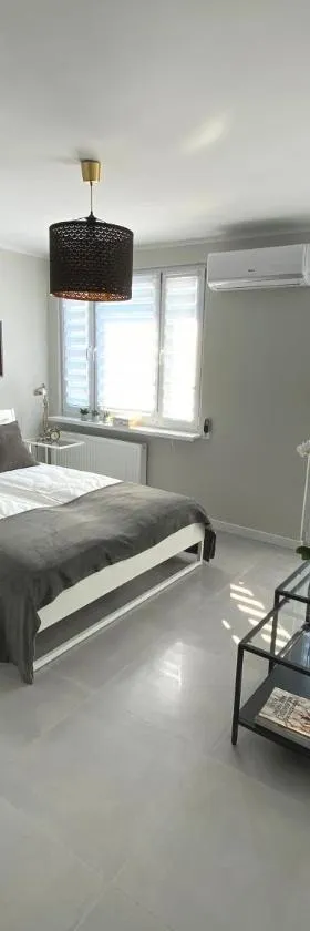 APARTAMENT OŚ. BŁĘKITNE 10H，位于杰尔若纽夫的酒店
