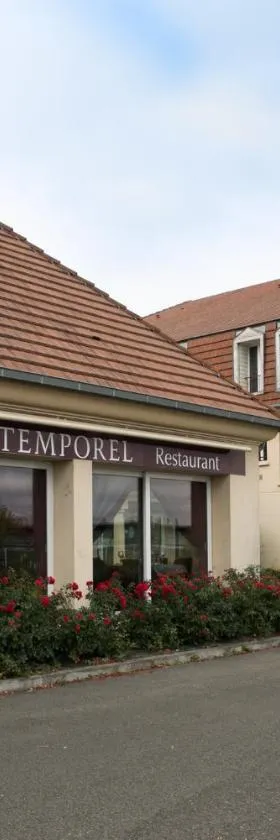 L'EPI HOTEL，位于埃佩尔农的酒店
