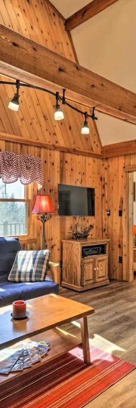 Springwater Cabin Near Hiking, Lakes, and Vineyards，位于Springwater的酒店
