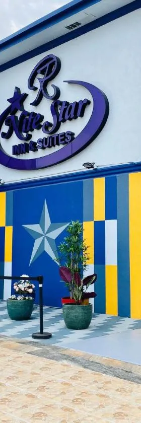 R Nite Star Inn and Suites -Home of the Cowboys & Rangers，位于阿林顿的酒店