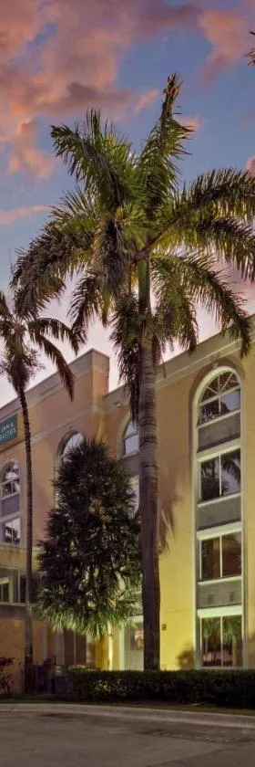 La Quinta Inn & Suites by Wyndham Sunrise，位于黎明城的酒店