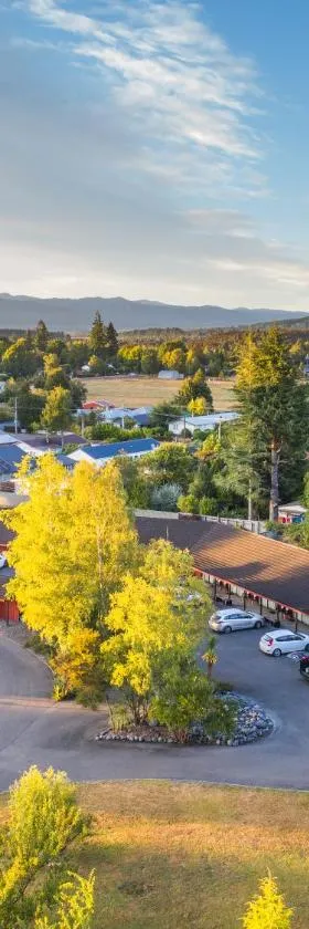 Parklands Motorlodge & Holiday Park，位于图朗伊的酒店