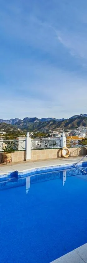 Hotel Bajamar Centro，位于内尔哈的酒店