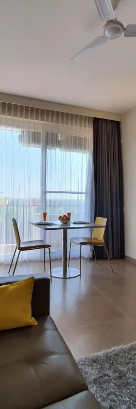 Hotel Avora Tree By Rivido Kempegowda Airport Road，位于班加罗尔的酒店