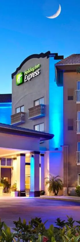 Holiday Inn Express & Suites Naples Downtown - 5th Avenue by IHG，位于那不勒斯的酒店
