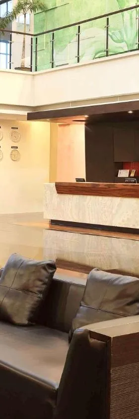 诺富特曼纳多高尔夫会议度假酒店，位于美娜多的酒店