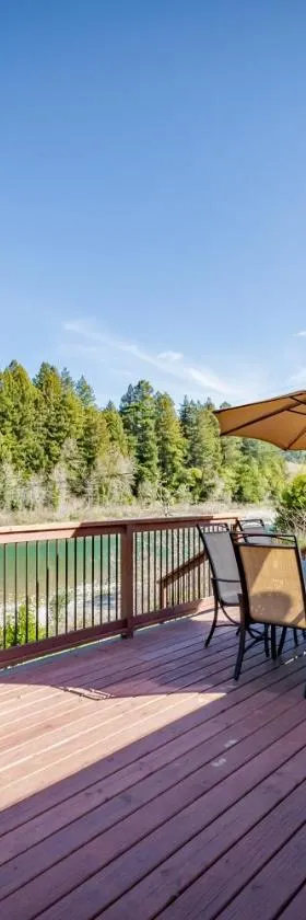 Redwood Coast River House，位于Smith River的酒店