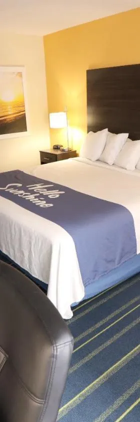 Days Inn by Wyndham Burlington East，位于Haw River的酒店