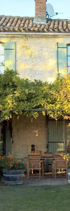 Les Glycines Bed & Breakfast，位于埃梅的酒店